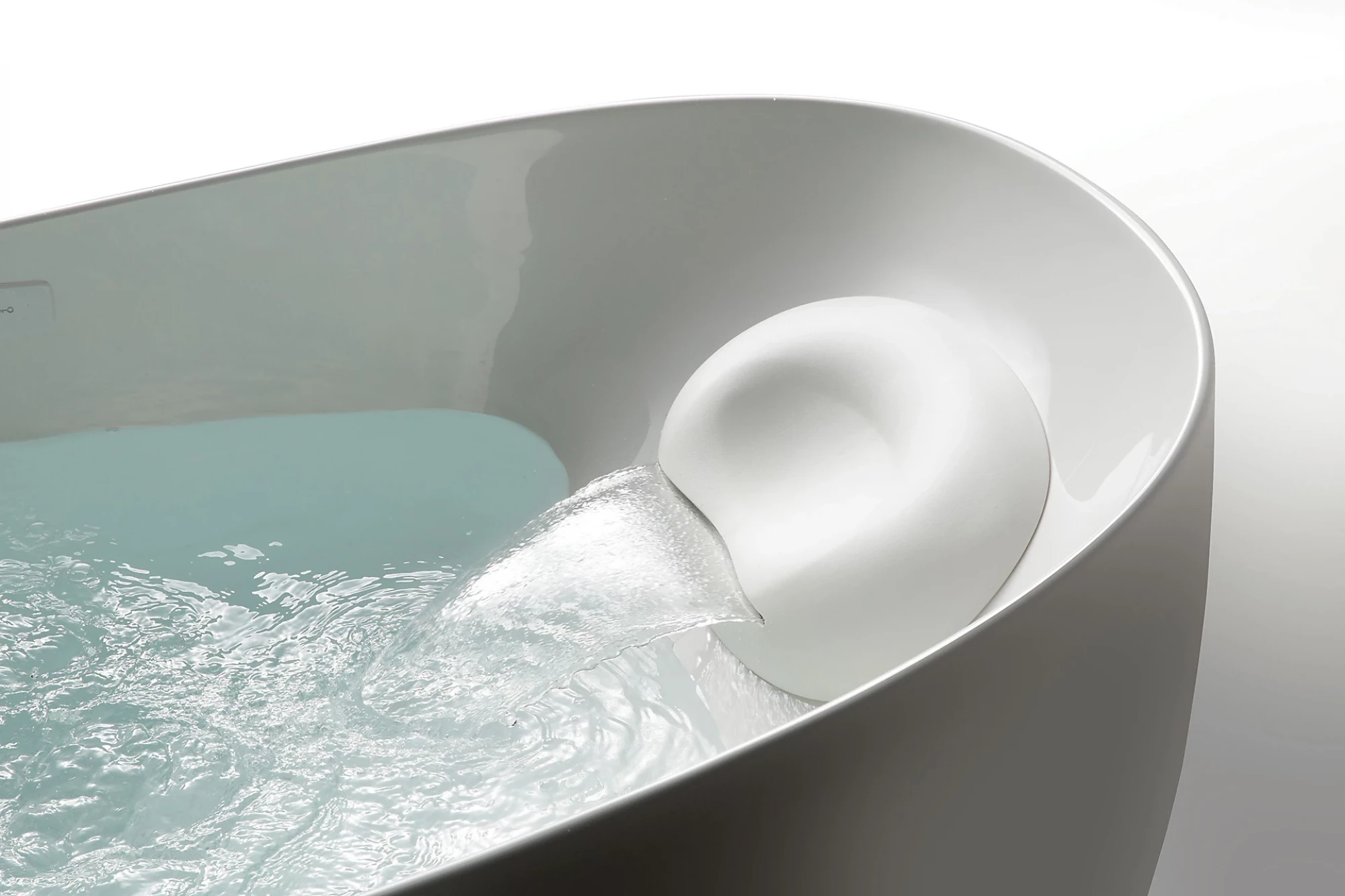TOTO Flotation Tub With ZERO DIMENSION - Modern white bathtub with water flowing into it 