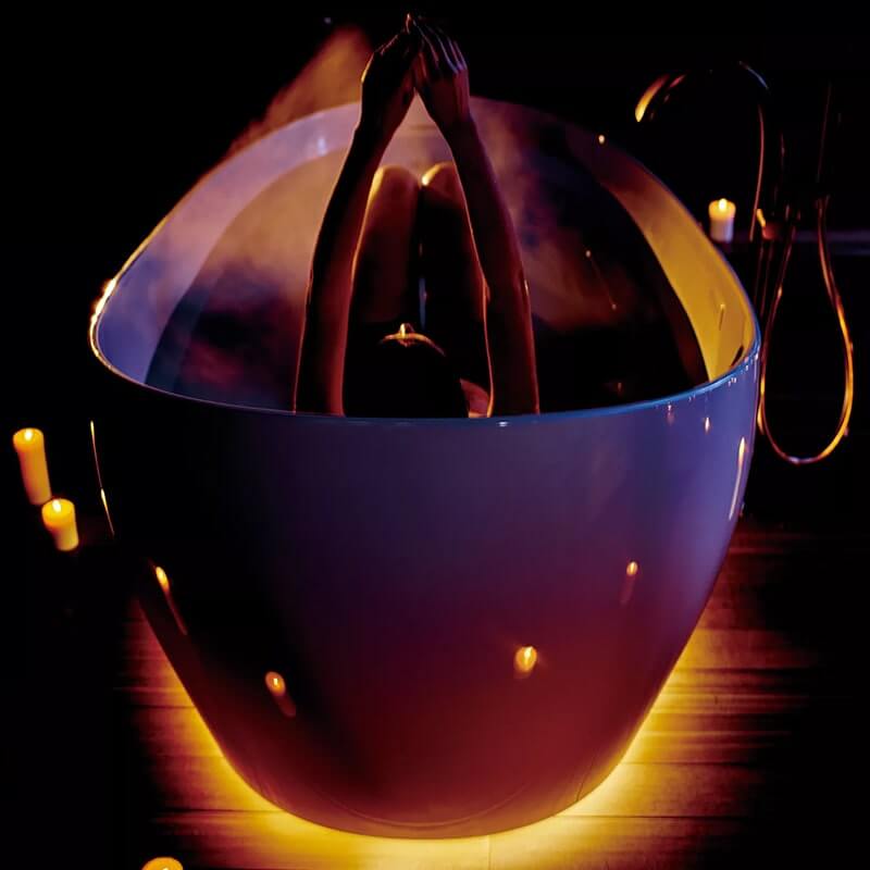 TOTO Flotation Tub with Zero Dimension illuminated by candles, showcasing a relaxing and luxurious bathroom experience.